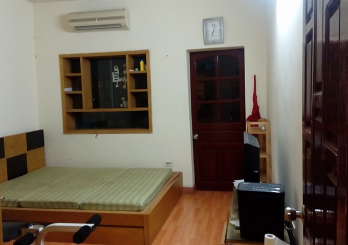 Cho thuê nhà tập thể Xăng Dầu ngõ 84 Giảng Võ, Ba Đình, DT: 70m2, 2PN, sàn gỗ, ô tô đỗ cửa, 6 tr/th