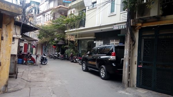 Cho thuê nhà tập thể Xăng Dầu ngõ 84 Giảng Võ, Ba Đình, DT: 70m2, 2PN, sàn gỗ, ô tô đỗ cửa, 6 tr/th