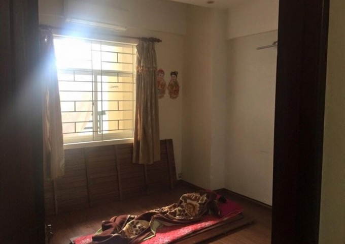 Cho thuê nhà tập thể Xăng Dầu ngõ 84 Giảng Võ, Ba Đình, DT: 70m2, 2PN, sàn gỗ, ô tô đỗ cửa, 6 tr/th