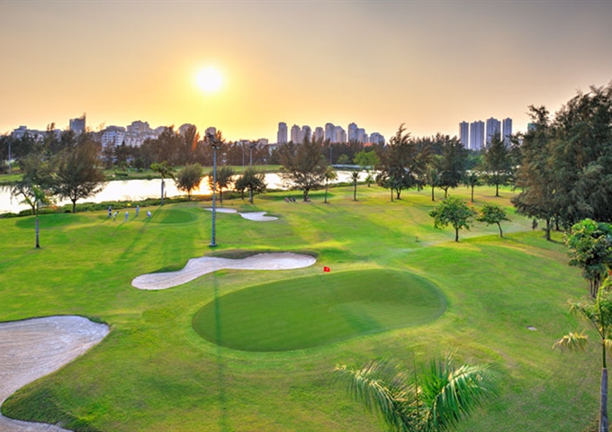 Đường hầm đi bộ qua Crescent Mall và cầu thầy tiêu 3 kết nối Scenic Valley với các khu khác