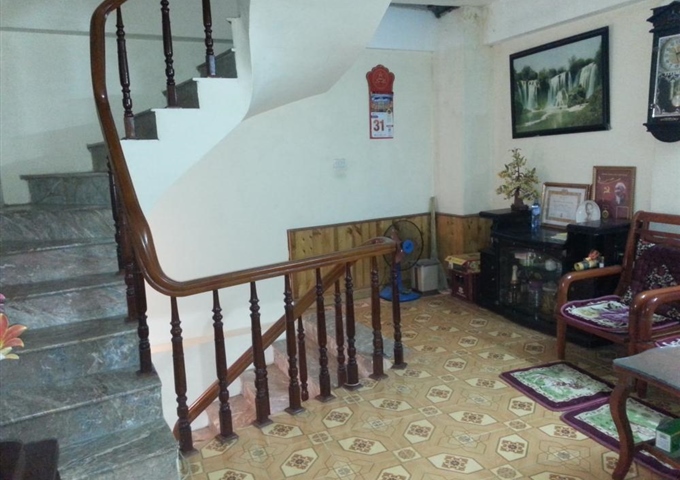 Nhà số 4 ngõ 165/52 phố Giáp Bát, cạnh chung cư Nam Đô, 28m2, xây 5 tầng, giá 1,7 tỷ. 0985727600