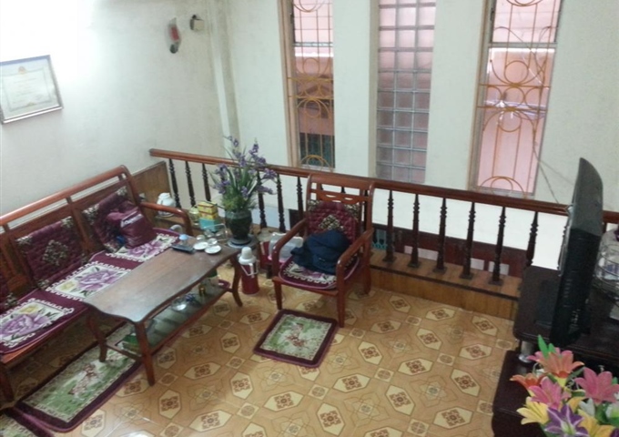 Nhà số 4 ngõ 165/52 phố Giáp Bát, cạnh chung cư Nam Đô, 28m2, xây 5 tầng, giá 1,7 tỷ. 0985727600