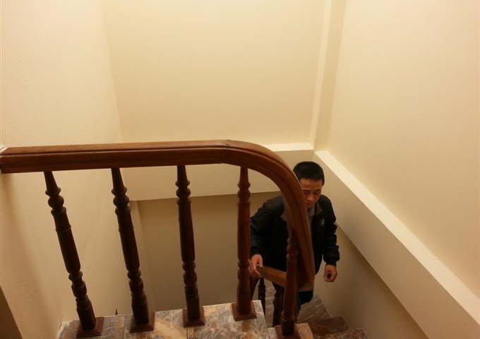 Nhà số 4 ngõ 165/52 phố Giáp Bát, cạnh chung cư Nam Đô, 28m2, xây 5 tầng, giá 1,7 tỷ. 0985727600