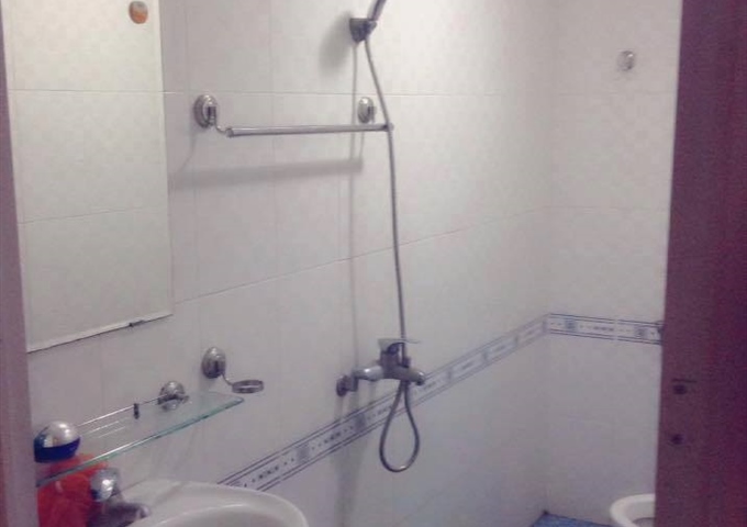 Cho thuê nhà ngõ 171 Nguyễn Ngọc Vũ, DT: 50m2 x 3 tầng, ô tô để trong nhà, giá cho thuê 13 tr/tháng