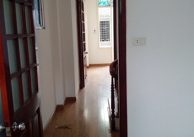 Cho thuê nhà ngõ 171 Nguyễn Ngọc Vũ, DT: 50m2 x 3 tầng, ô tô để trong nhà, giá cho thuê 13 tr/tháng