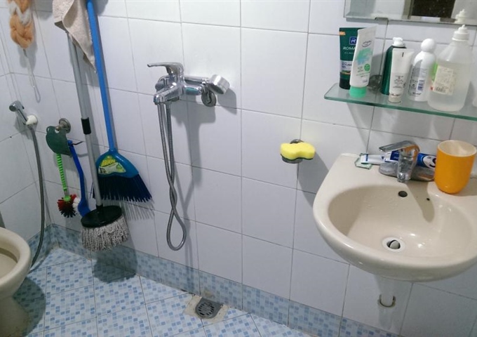 Bán căn hộ tập thể Bộ Thương Mại, ngõ 230 Lạc Trung