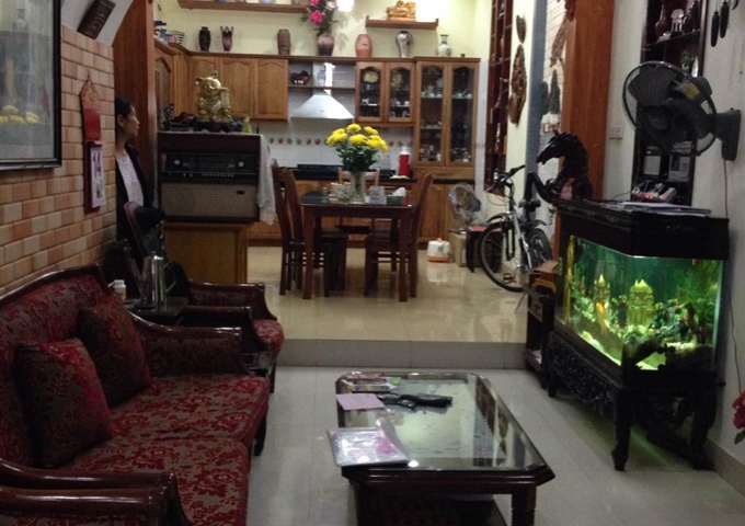 CC bán nhà mp Hoàng Cầu, view hồ, dt: 55 m2, mt: 4,2m, vuông vắn, giá: 17,9 tỷ, LHCC: 0904243398