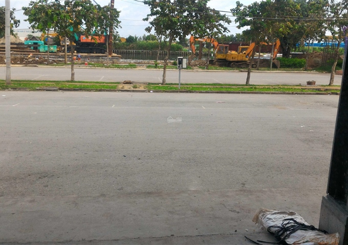 Cần sang/cho thuê sạp hoa tại chợ đầu mối Bình Điền, giá 230 triệu. LH 0976711289