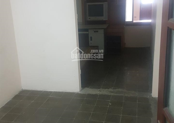 Cho thuê căn tập thể tầng 5 khu C1 Trung Tự, DT 82m2, 2PN, 6 triệu/tháng