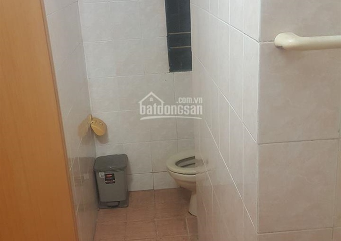 Cho thuê căn tập thể tầng 5 khu C1 Trung Tự, DT 82m2, 2PN, 6 triệu/tháng