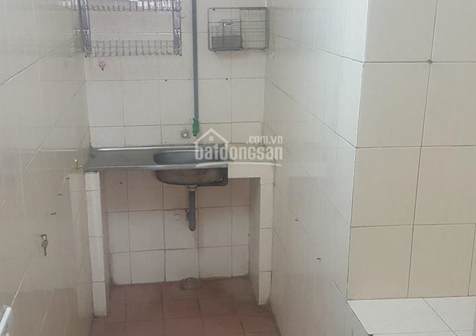 Cho thuê căn tập thể tầng 5 khu C1 Trung Tự, DT 82m2, 2PN, 6 triệu/tháng