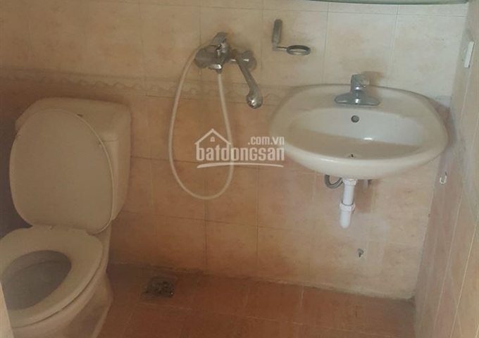 Cho thuê căn tập thể tầng 5 khu C1 Trung Tự, DT 82m2, 2PN, 6 triệu/tháng