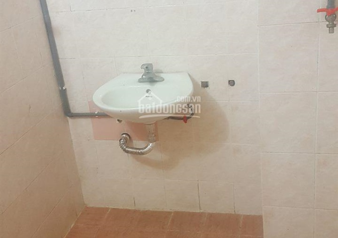 Cho thuê căn tập thể tầng 5 khu C1 Trung Tự, DT 82m2, 2PN, 6 triệu/tháng