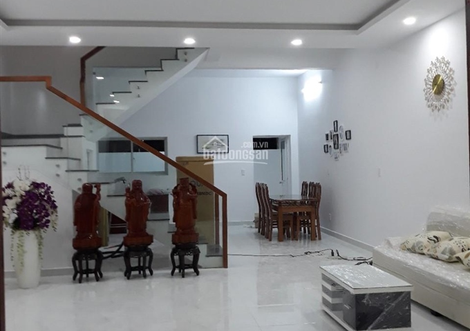 Nhà phố liền kề 1 trệt, 1 lầu, giá 2 tỷ 4 tặng gói nội thất 100 triệu và tặng vàng, LH 0937273667